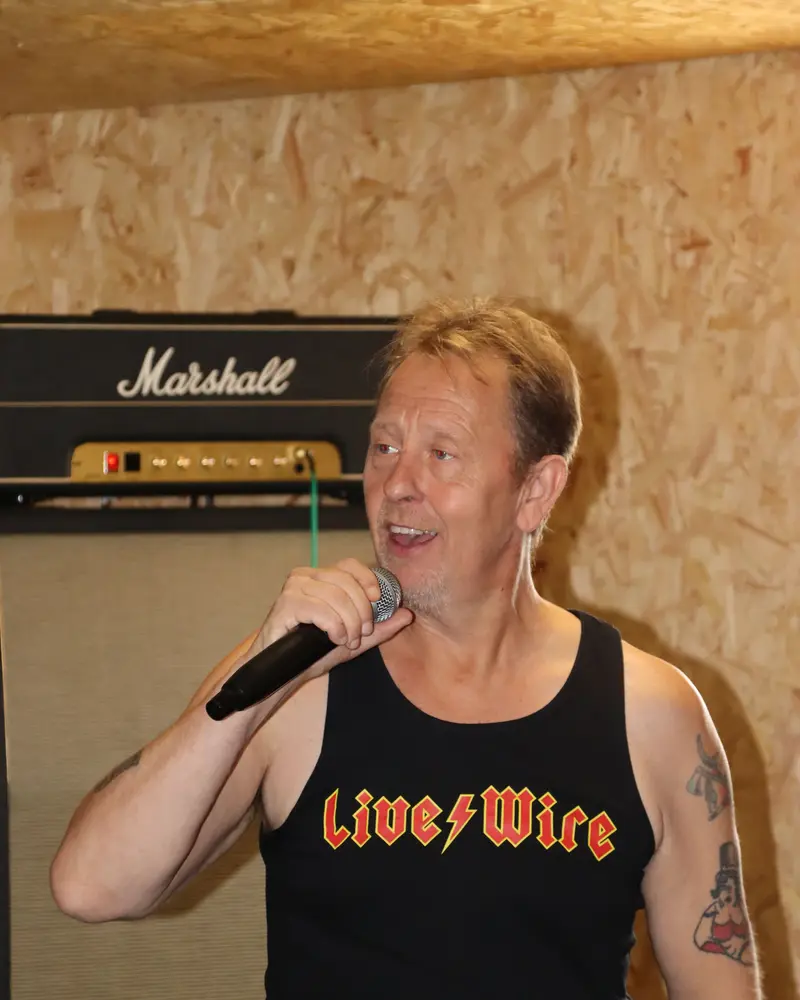 TODO: Navn, vokal i Live Wire