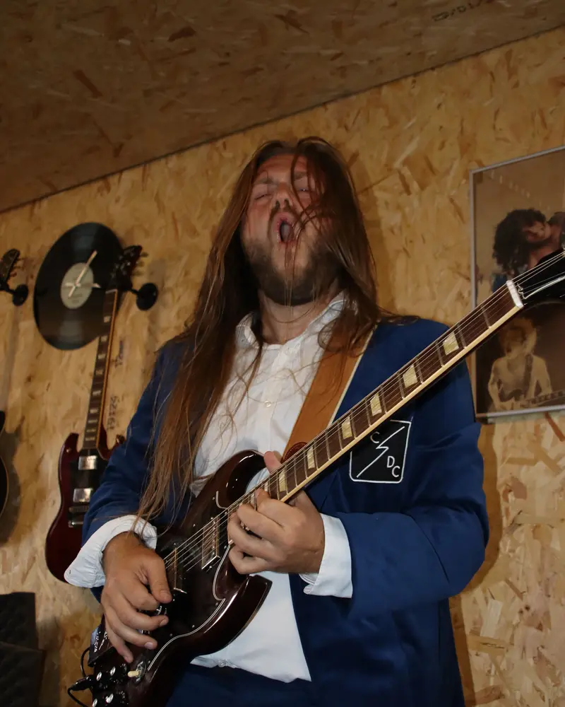 TODO: Navn, lead guitar i Live Wire