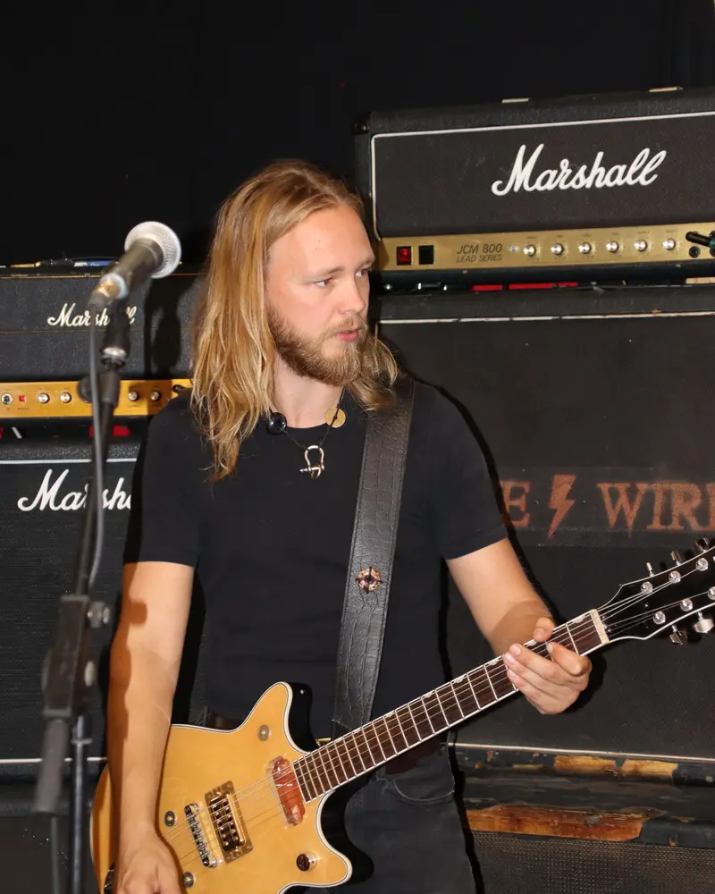 TODO: Navn, rytme guitar i Live Wire